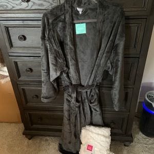 NWT Ulta Gray Robe Size L & Cream Throw bundle